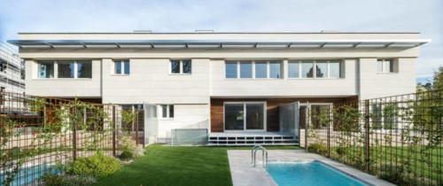 3 viviendas fachada jardín