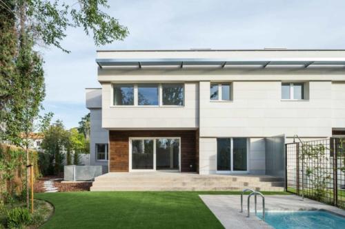 3 viviendas fachada jardín