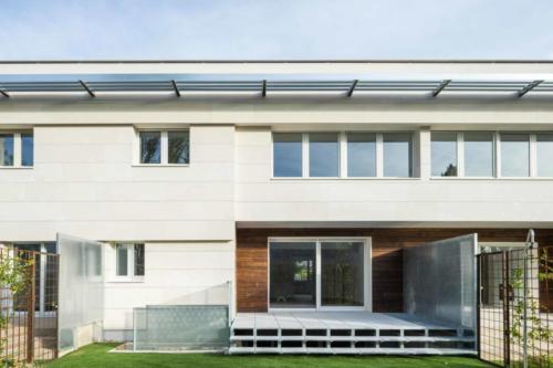 3 viviendas fachada jardín