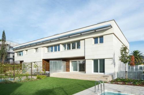 3 viviendas fachada jardín