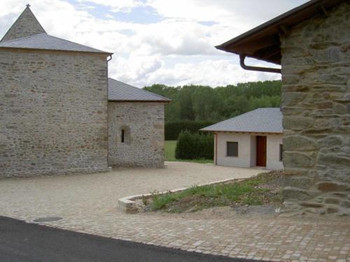 fachada lateral iglesia y casa parroquial