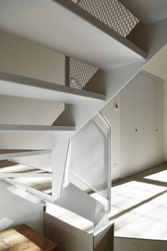 escalera ligera de acero lacado