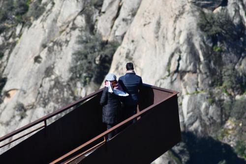 pareja visitando el Mirador del Fraile en Aldeadávila