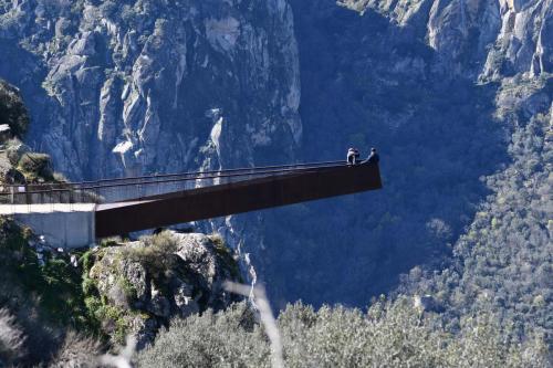 pareja en el extremo del voladizo del Mirador 