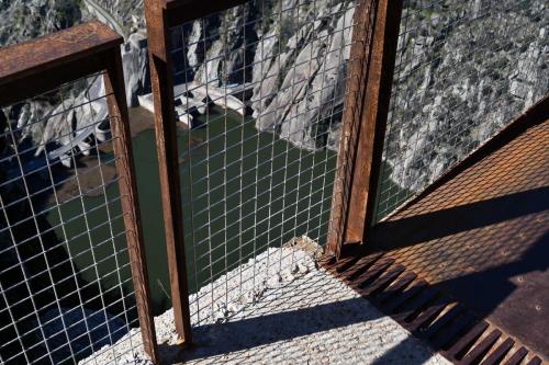 transición de la base de hormigón al voladizo de acero corten