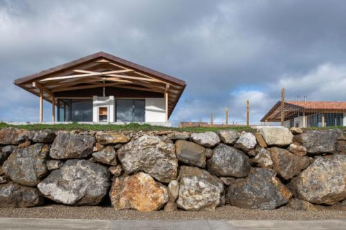porche con chimenea exterior