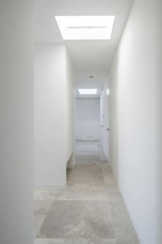 pasillo con luz natural